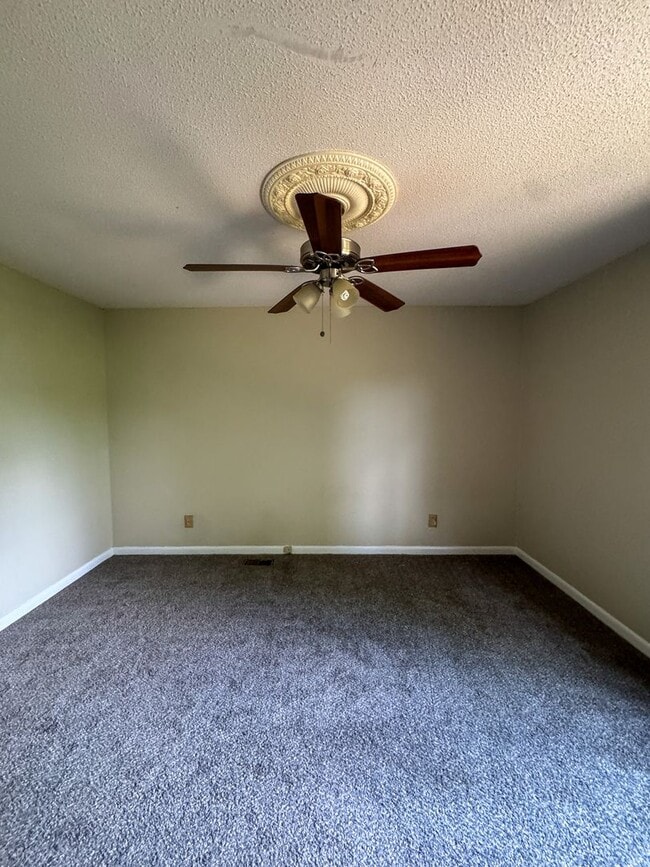 Building Photo - Cute 3 Bed 1.5 Bath Home Near Fort Bragg