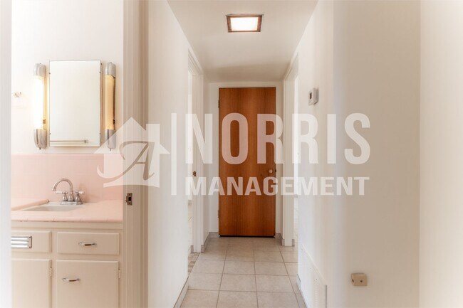 Building Photo - Quaint Home in an Established Neighborhood