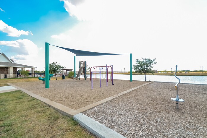 Building Photo - 904 Silver Maple Ln