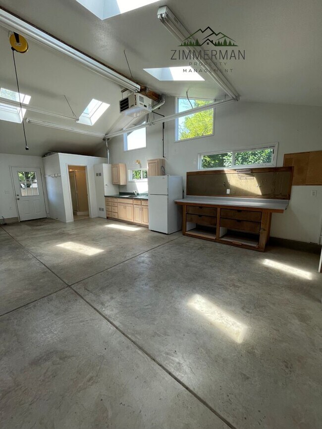 Building Photo - 3 Bedroom, 3 Bathroom Home in Beautiful Sh...