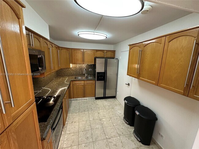 Building Photo - 6039 Collins Ave