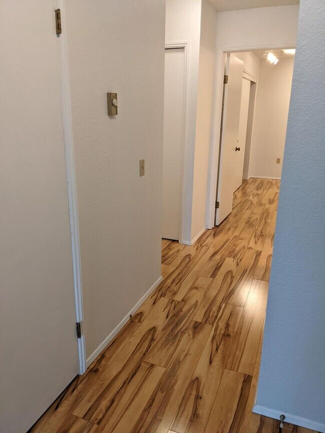 Building Photo - Woodinville townhouse style condo. 2 bed 2...