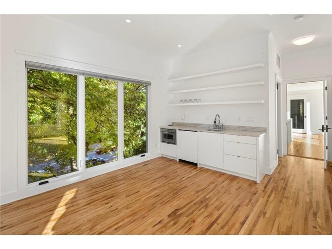 Building Photo - 2700 W Lake of the Isles Pkwy