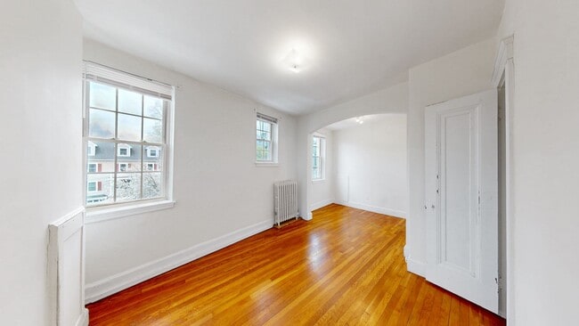 Building Photo - Medford Square 1-bed with heat and hot water included
