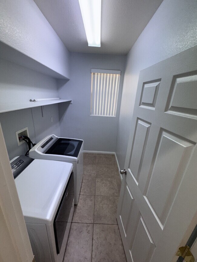 Building Photo - Centennial Hills 4-bedrooms with 2.5 bath
