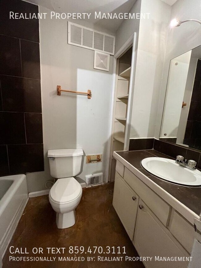 Building Photo - 468 N. Limestone-10