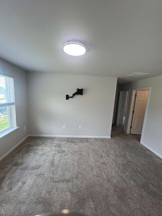 Building Photo - Spacious 3-Bedroom Rental in Sought-After ...