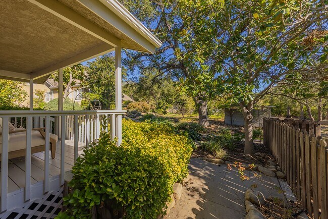 Building Photo - East End Hideaway