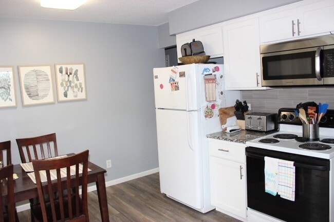Building Photo - New Hope SidexSide, Walk out Deck, In Unit Laundry, 1 Car Garage