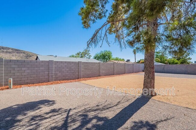 Building Photo - 1609 W Voltaire Ave