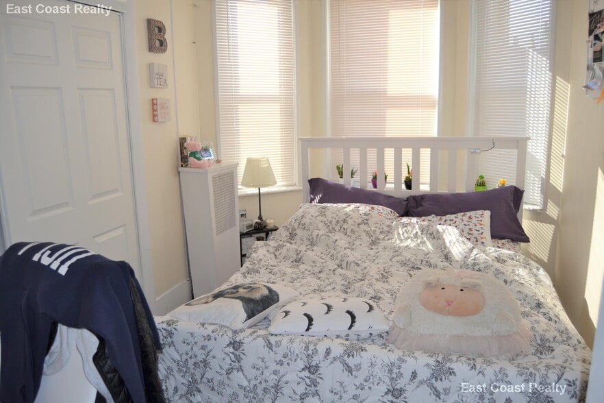 Building Photo - 879 Beacon St