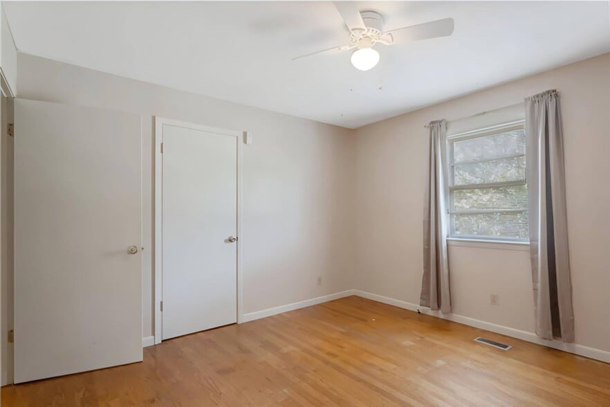 Building Photo - 2560 Pine Springs Dr