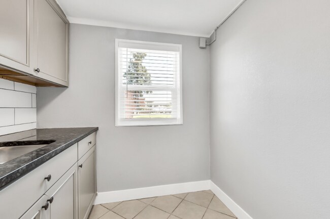 Building Photo - 825 12th St