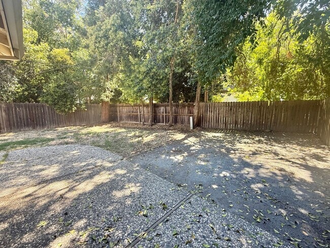 Building Photo - 604 Radcliffe Dr