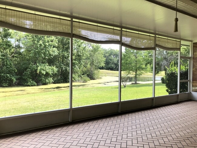 Building Photo - Beautiful Home with Water View in Eastwood!