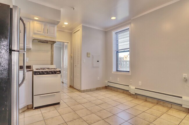 Building Photo - 715 28th St