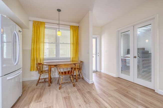 Building Photo - Updated 3 bedroom unit overlooking the Eas...
