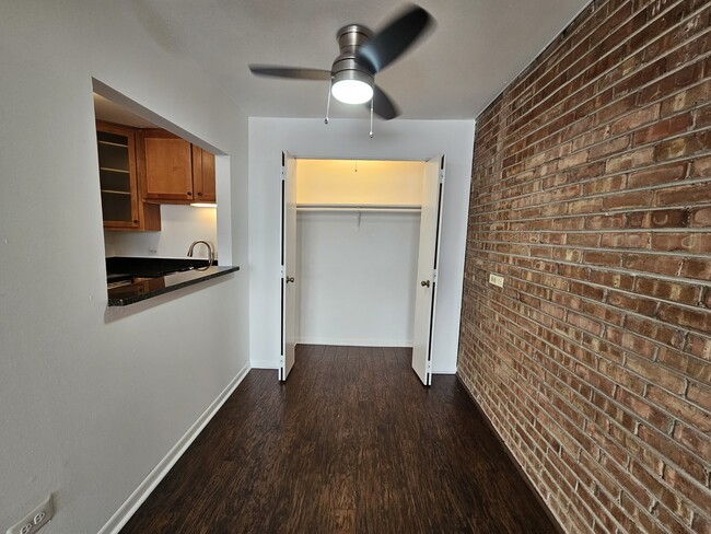Building Photo - 2250 N Lincoln Ave