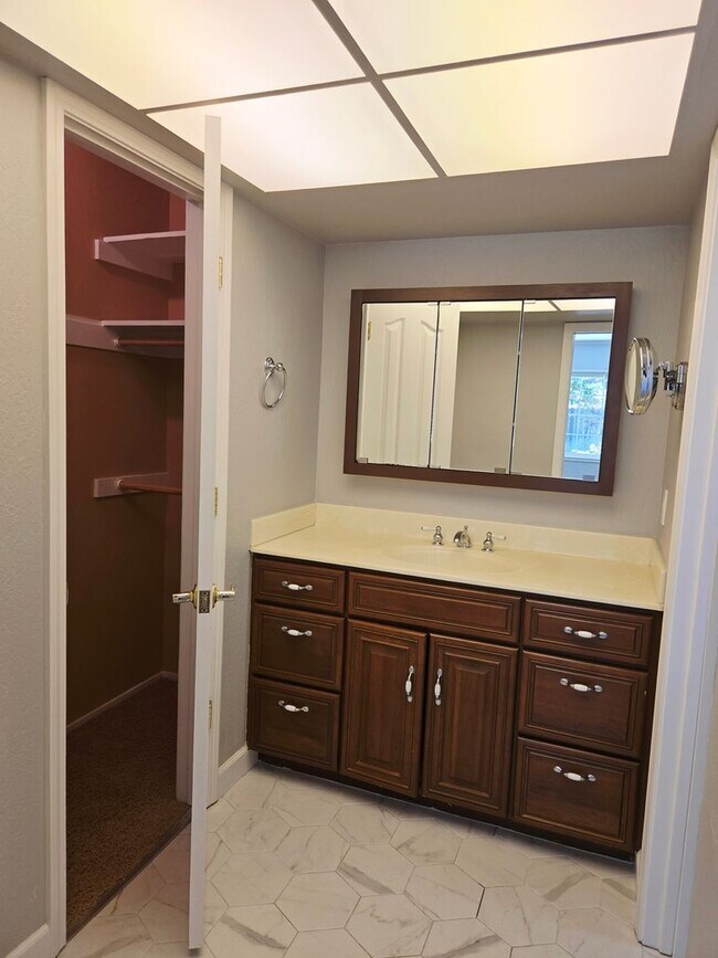 Building Photo - Stunning 4BD + Office Home with Pool in Li...