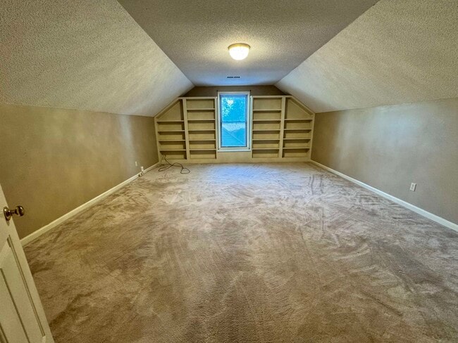 Building Photo - 2025 Mt Badon Ln