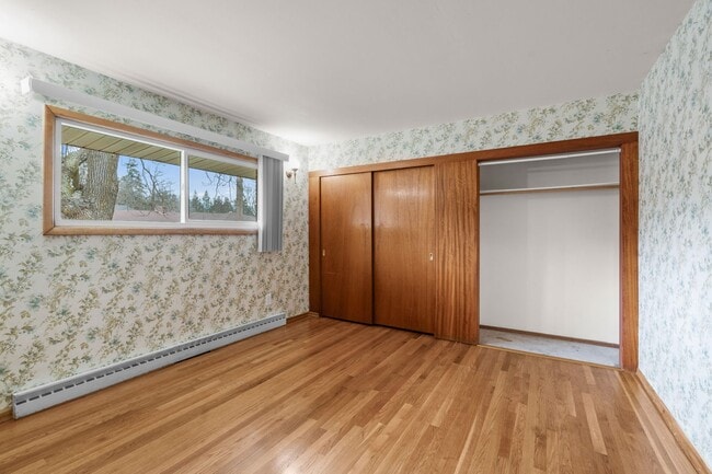 Building Photo - 5 Bed 2 Bath Spacious 3200 sq/ft Lower South Hill brick rancher property