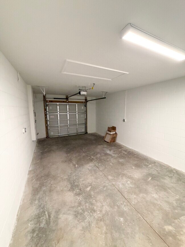 Building Photo - 2 Whee Pl