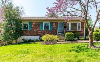 Building Photo - 1124 Greentree Ct