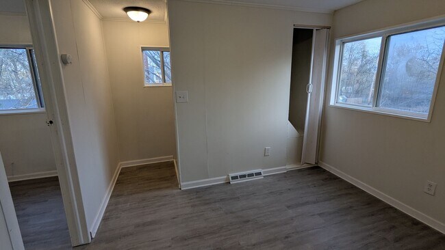 Building Photo - Charming 5-bedroom home located in the heart of Akron