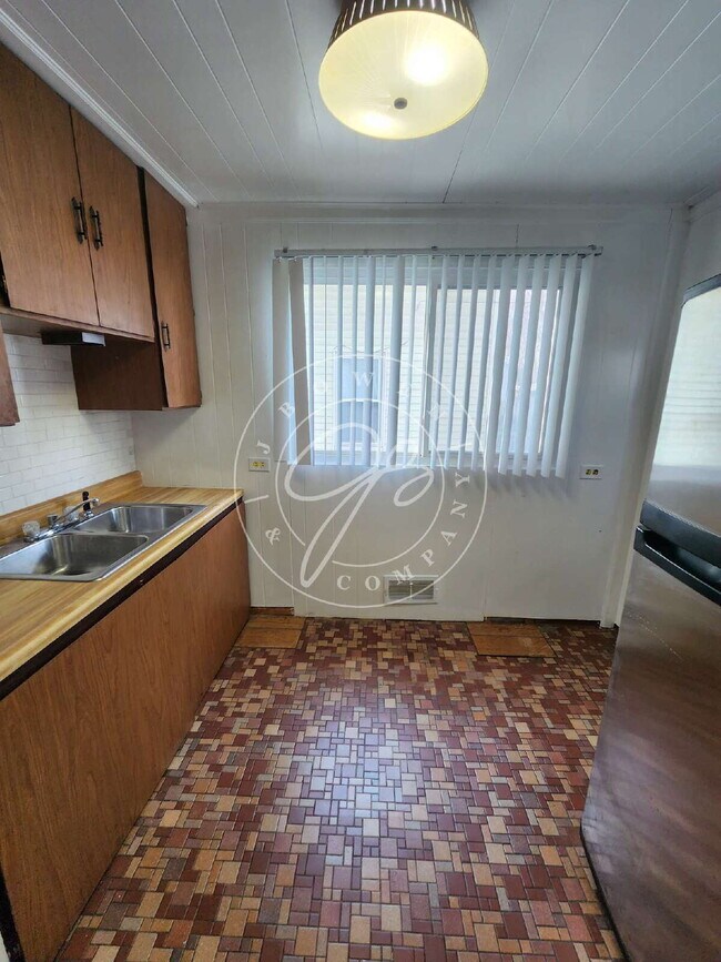 Building Photo - 2 bed 1 bath in West Toledo!