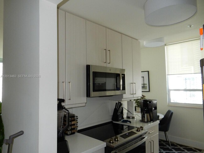 Building Photo - 801 Brickell Key Blvd