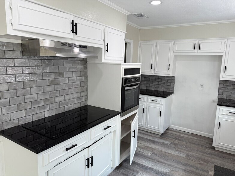 Building Photo - 3821 E Everglade Ave