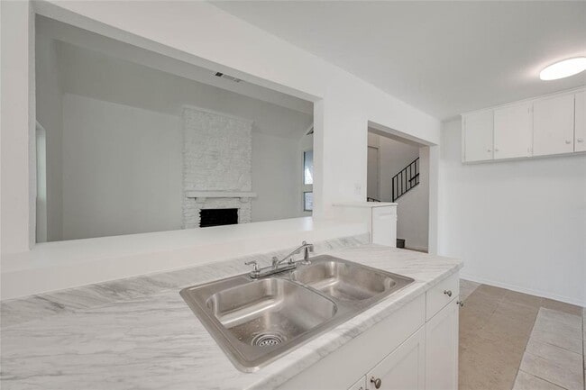 Building Photo - 1303 E St Johns Ave