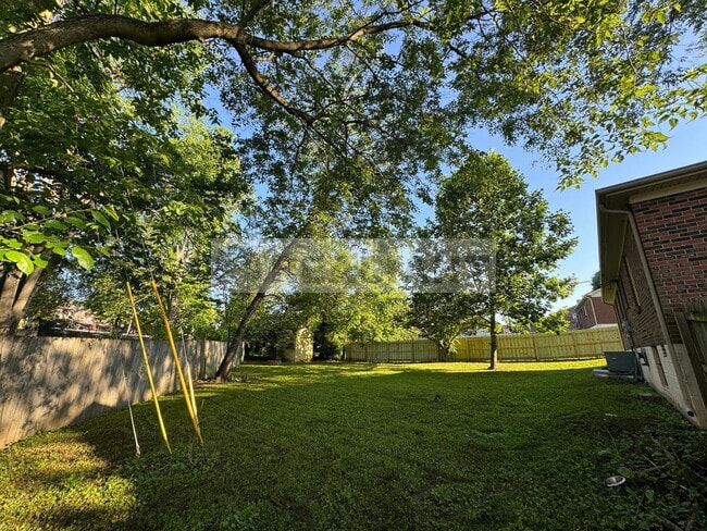 Building Photo - 105 Aster Pl