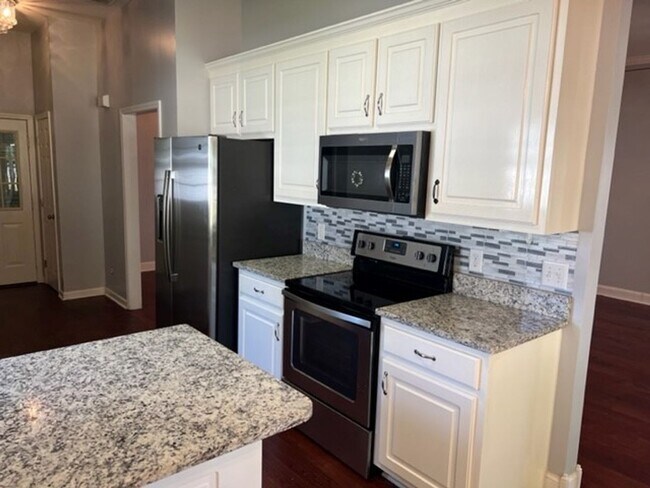 Building Photo - Cozy 3 Bed 2 Bath House! Available August ...