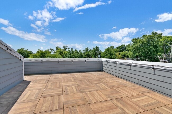 Building Photo - Modern Living In East Nashville!