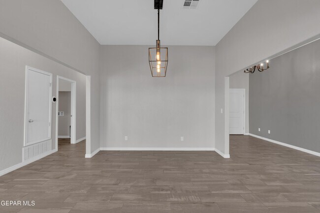 Building Photo - 544 La Entrada Cir