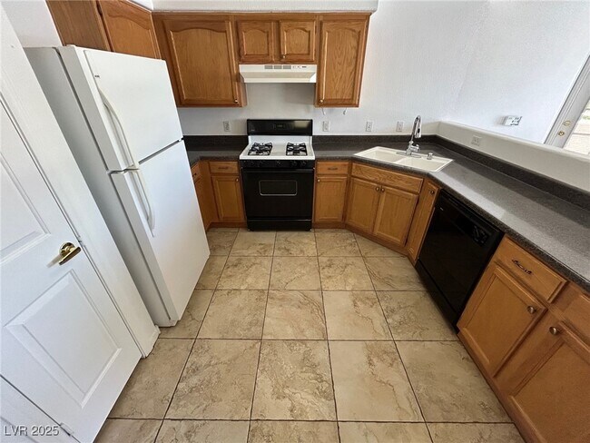 Building Photo - 3400 Cabana Dr