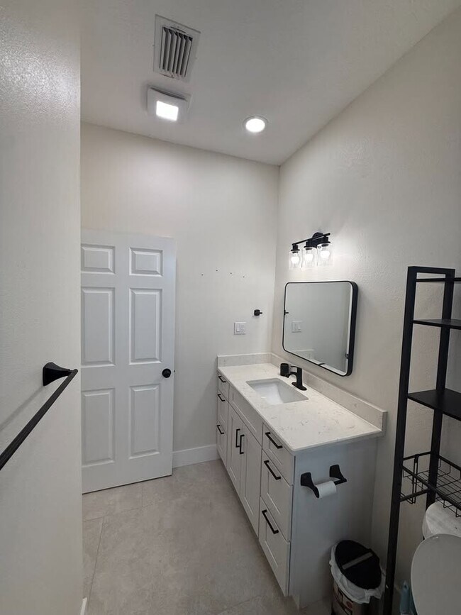 Building Photo - 1550 Center Rd