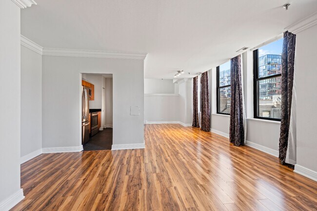 Building Photo - Unique & Extra Spacious Printers Row 1 Bed + Den! Over 900 Sq Ft! Ready for Move In!