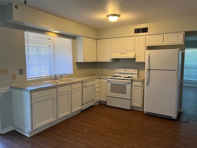 Building Photo - 2BR/1.5BA town home by LSUS (River Oaks)