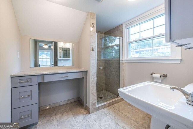 Building Photo - 2439 Parkland Dr