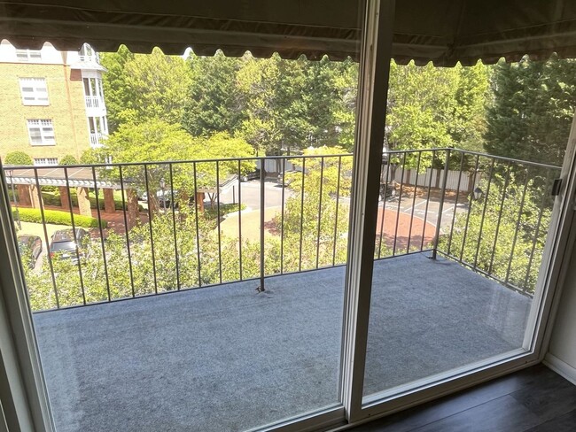 Building Photo - Updated 3 Bed Condo in Myers Park