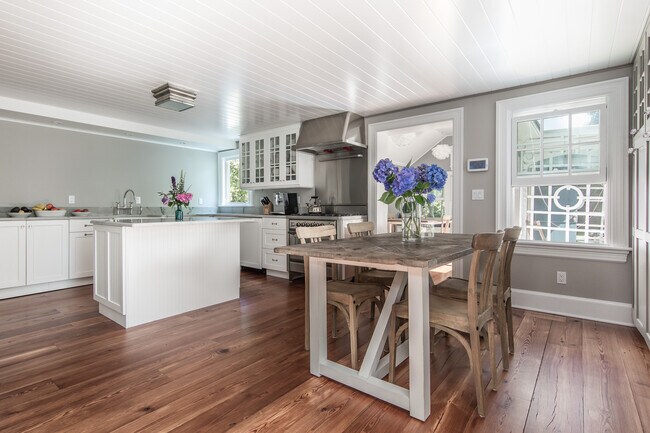 Building Photo - 274 Main St