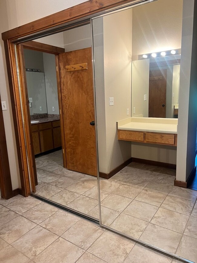 Building Photo - Pinon Condo with lock off bedroom