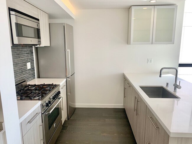 Building Photo - HIP 2BR/2BA Inner Mission Boutique Condo w...