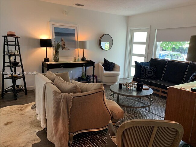 Building Photo - 2520 SW 22nd Terrace