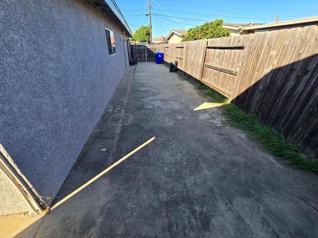 Building Photo - Spacious 3BR/2BA with Modern Upgrades, Lar...