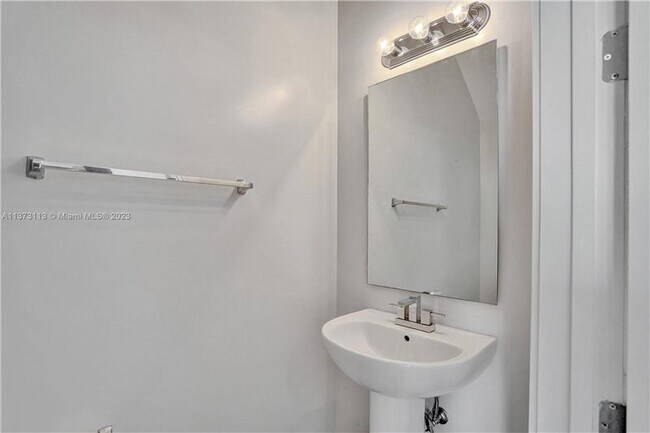 Building Photo - 400 NE 35th Ct