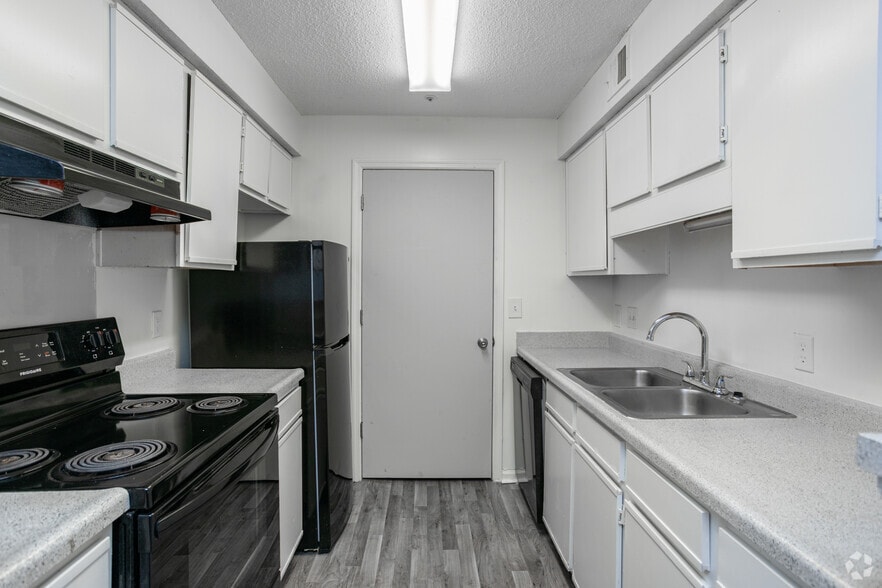 3BR, 2BA - 1,153SF - Kitchen - Retreat at Baywood