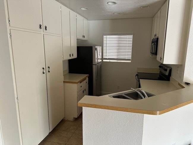 Building Photo - Fashion Valley 2Br/2Ba Condo with 2 car ga...